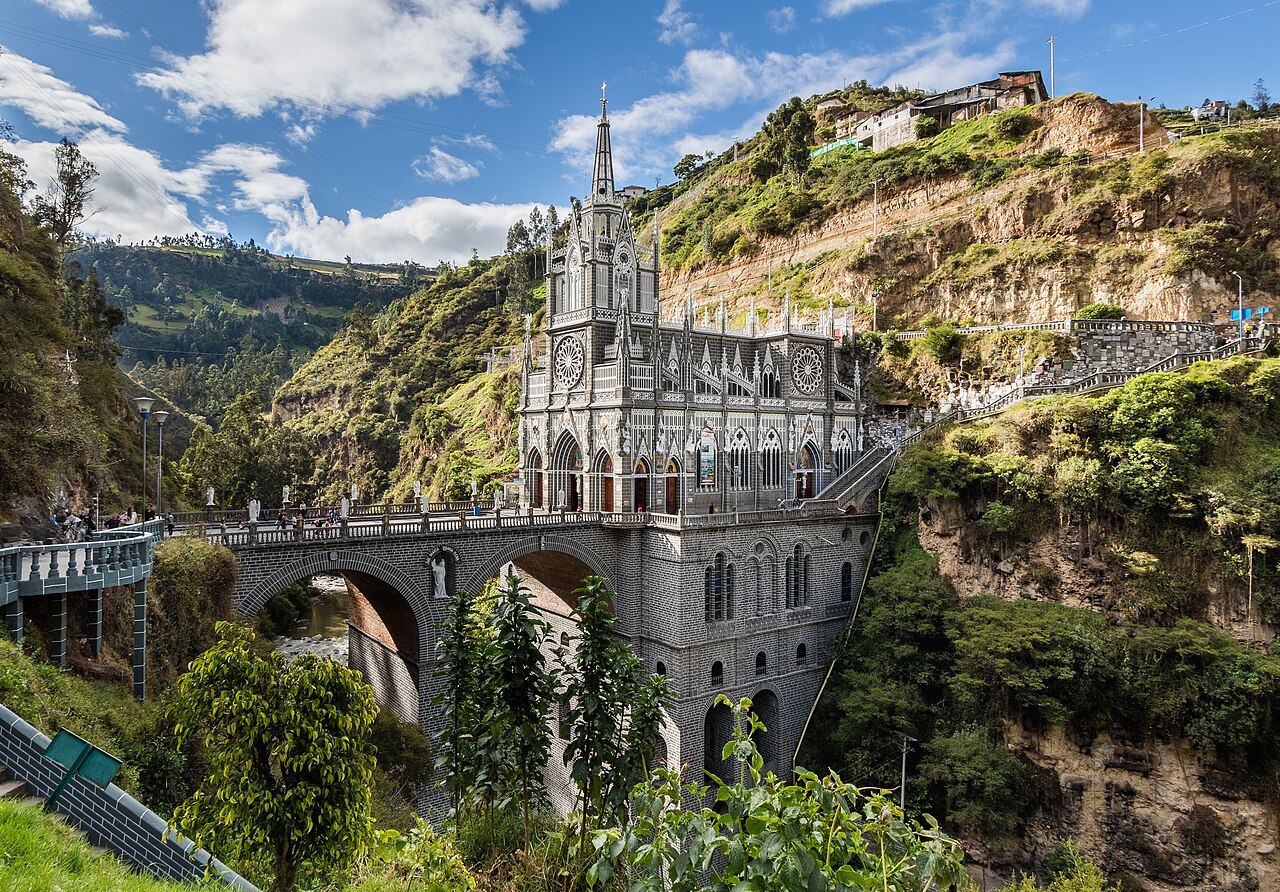 Las Lajas Sanctuary spanning the gorge, photographed by Diego Delso in 2015