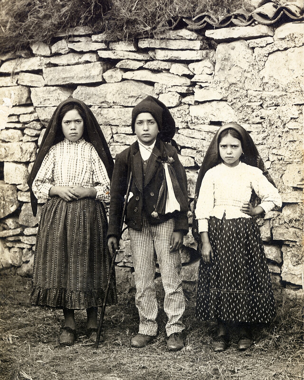 Lúcia dos Santos, Jacinta Marto and Francisco Marto in a photograph published in Ilustração Portuguesa in 1917