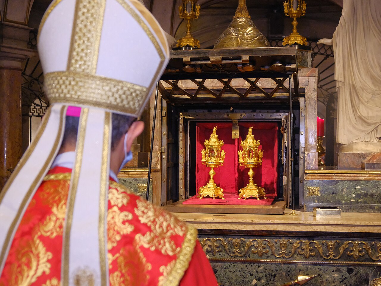 The bishop of Mantua opens the urn containing the Sacri Vasi in the crypt of Sant’Andrea