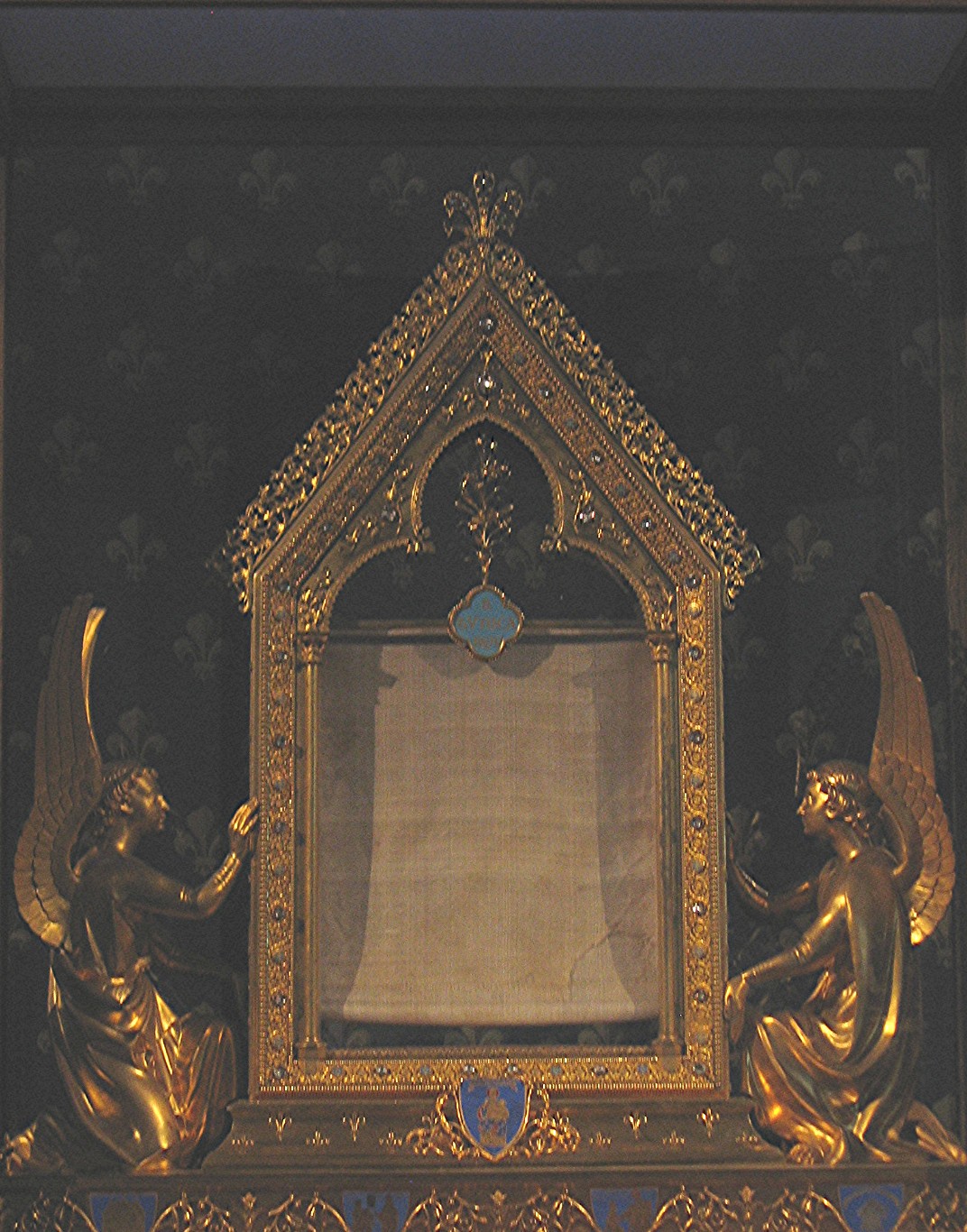 The displayed textile reliquary associated with the Virgin’s Veil at Chartres Cathedral; the historical attribution of the textile is the subject of this file