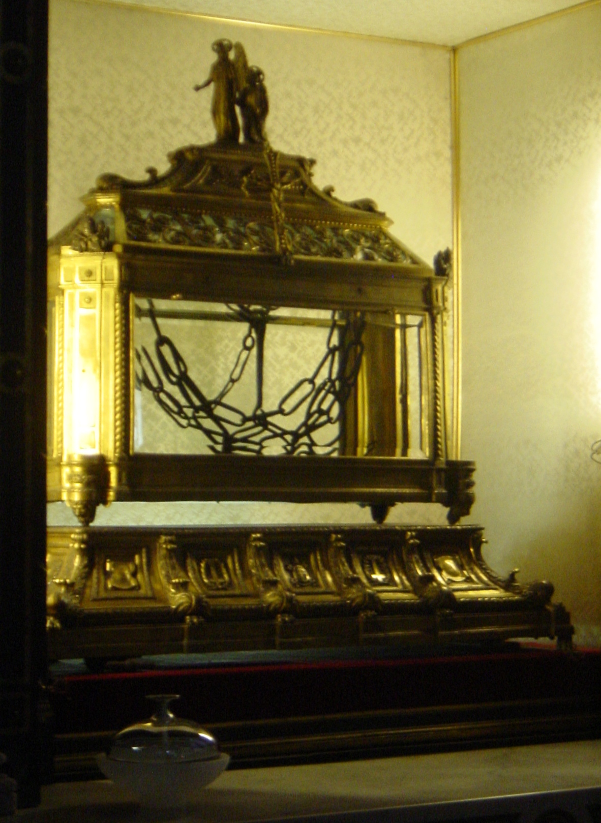 The chains displayed as those of Saint Peter at San Pietro in Vincoli, Rome