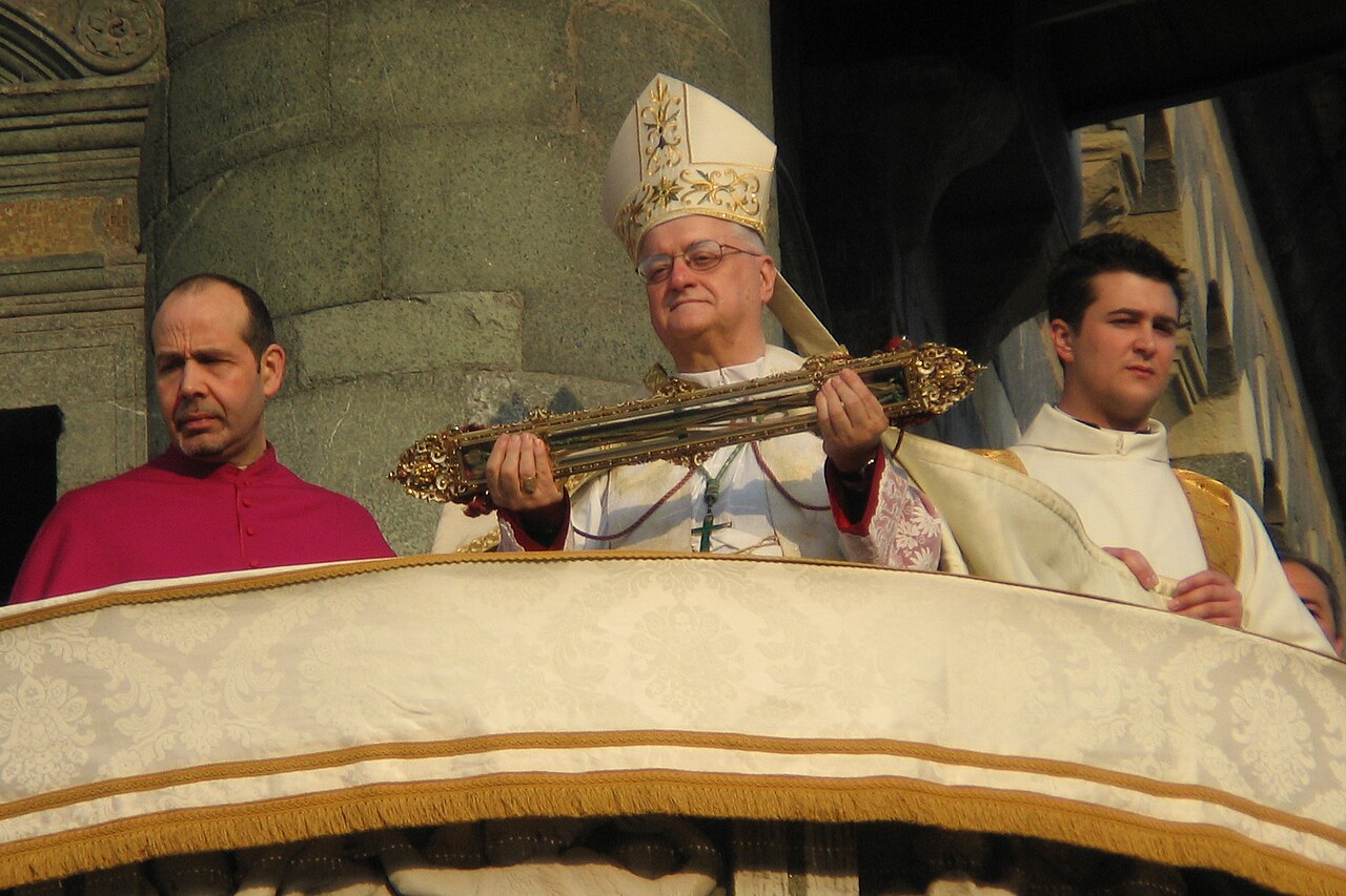 An ostension of the Sacra Cintola at Prato Cathedral: a documented act of public veneration, not authentication of the textile’s origin