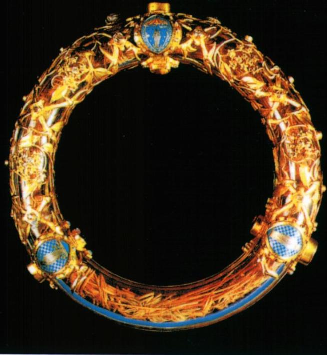 The object presented as the Crown of Thorns at Notre-Dame de Paris, shown within its display reliquary