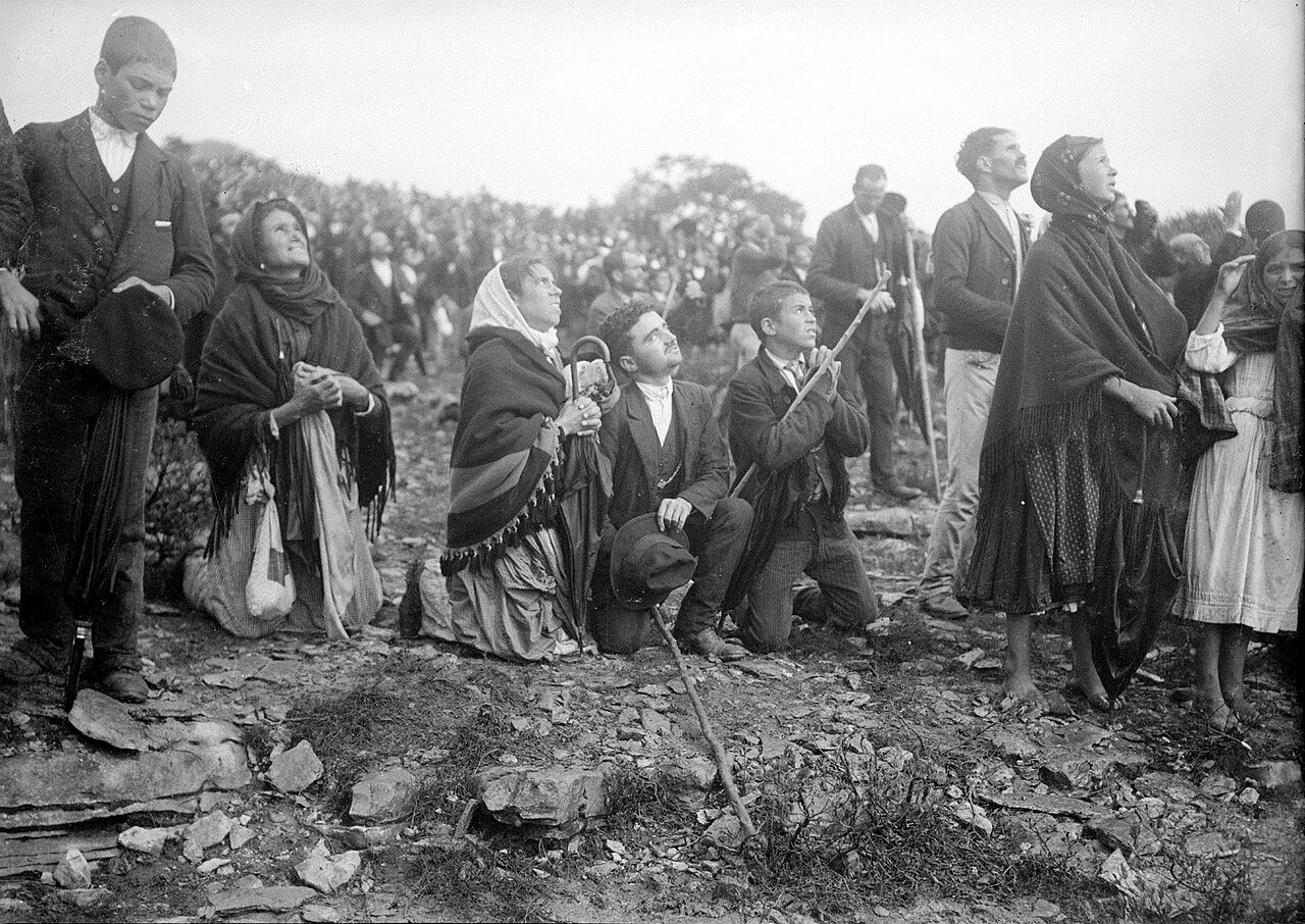 People gathered at Fátima in 1917, photographed during the period of the reported solar phenomenon; the photograph records the crowd